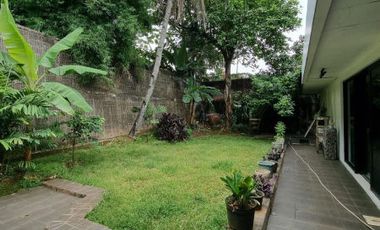 DIJUAL RUMAH CANTIK dgn TAMAN at Jl KEMANG DALAM, JAKSEL
