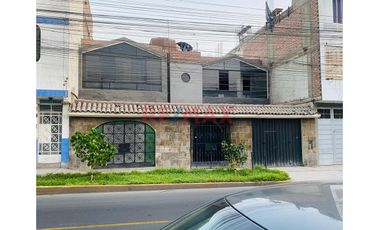 Ate Amplia Casa 280 M2. 5 Habitaciones. 4 Baños. Ubicacion Estrategica.
