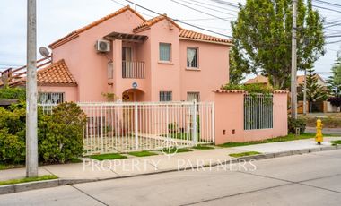 Casa de dos pisos con ubicación privilegiada en excelente sector de Peñuelas