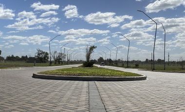 Terreno comercial 300 m2 sobre avenida principal - EcoTierra Sur - Pueblo Esther -  Distrito Cero