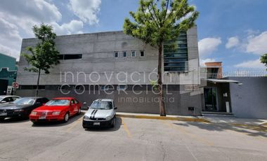 Edificio de Oficinas en Venta en Lomas de Querétaro, con recepción y sala de jun