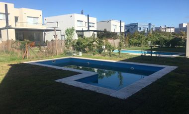 Casa de 5 ambientes con Pileta y Parrilla en Venta - Barrio Cerrado Los Castaños - Nordelta