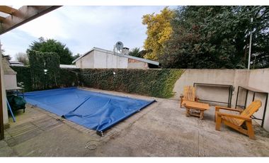 Casa de 3 ambientes con piscina. Barrio Las Margaritas.