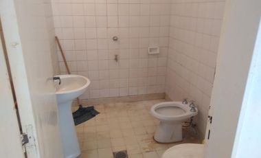 CIUDAD DE   CORRAL DE BUSTOS PCIA DE CORDOBA. DUEÑO VENDE CASA DE TRES 3 AMBIENTES AMPLIOS ENTRADA DE COCHE. SOBRE LOTE DE 11X18 METROS EN ZONA RESIDE