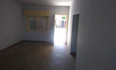 CIUDAD DE   CORRAL DE BUSTOS PCIA DE CORDOBA. DUEÑO VENDE CASA DE TRES 3 AMBIENTES AMPLIOS ENTRADA DE COCHE. SOBRE LOTE DE 11X18 METROS EN ZONA RESIDE