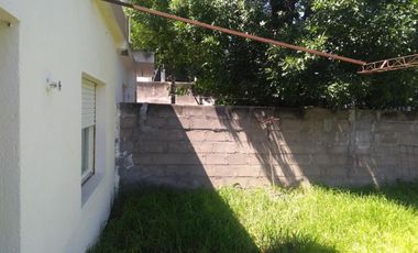 CIUDAD DE   CORRAL DE BUSTOS PCIA DE CORDOBA. DUEÑO VENDE CASA DE TRES 3 AMBIENTES AMPLIOS ENTRADA DE COCHE. SOBRE LOTE DE 11X18 METROS EN ZONA RESIDE