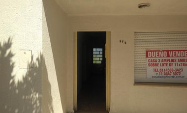 CIUDAD DE   CORRAL DE BUSTOS PCIA DE CORDOBA. DUEÑO VENDE CASA DE TRES 3 AMBIENTES AMPLIOS ENTRADA DE COCHE. SOBRE LOTE DE 11X18 METROS EN ZONA RESIDE