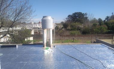 CIUDAD DE   CORRAL DE BUSTOS PCIA DE CORDOBA. DUEÑO VENDE CASA DE TRES 3 AMBIENTES AMPLIOS ENTRADA DE COCHE. SOBRE LOTE DE 11X18 METROS EN ZONA RESIDE