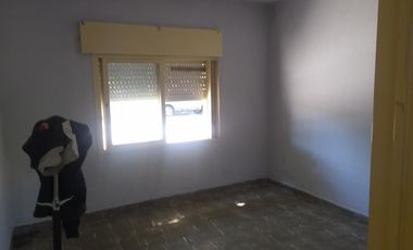 CIUDAD DE   CORRAL DE BUSTOS PCIA DE CORDOBA. DUEÑO VENDE CASA DE TRES 3 AMBIENTES AMPLIOS ENTRADA DE COCHE. SOBRE LOTE DE 11X18 METROS EN ZONA RESIDE