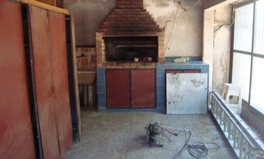 BURZACO:BARRIO CORIMAYO: AMPLIA CASA 2 DORMIT.+COCHERA+LOCAL+FDO C/QUINCHO.