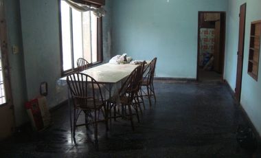 BURZACO:BARRIO CORIMAYO: AMPLIA CASA 2 DORMIT.+COCHERA+LOCAL+FDO C/QUINCHO.