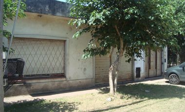 BURZACO:BARRIO CORIMAYO: AMPLIA CASA 2 DORMIT.+COCHERA+LOCAL+FDO C/QUINCHO.