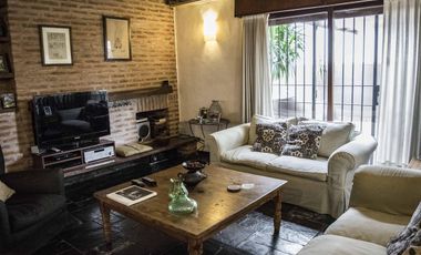 Casa de 5 ambientes con cochera y dependencia de servicio en venta en Martinez