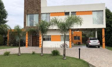 Casa en venta - 4 Dormitorios 3 Baños - Cocheras - 1.100Mts2 - Presidente Perón
