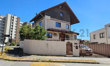 En venta Amplia Casa uso Mixto, 4 niveles, Andalué