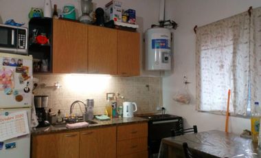 EXCELENTE DEPARTAMENTO DE 2 AMBIENTES EN PLANTA ALTA CON BALCÓN