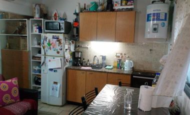 EXCELENTE DEPARTAMENTO DE 2 AMBIENTES EN PLANTA ALTA CON BALCÓN