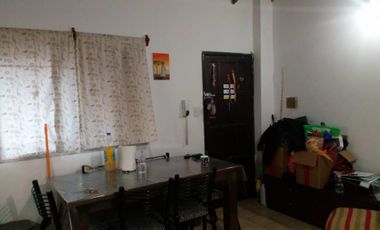 EXCELENTE DEPARTAMENTO DE 2 AMBIENTES EN PLANTA ALTA CON BALCÓN