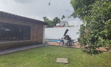 🏡 Casa de un nivel con 🌊 alberca y 🌳 jardín para remodelar – 💲2,500,000