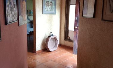 🏡 Casa de un nivel con 🌊 alberca y 🌳 jardín para remodelar – 💲2,500,000