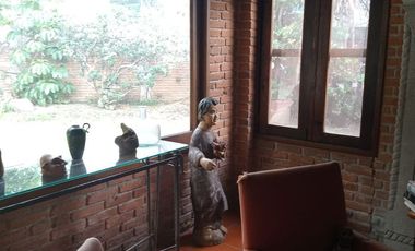 🏡 Casa de un nivel con 🌊 alberca y 🌳 jardín para remodelar – 💲2,500,000