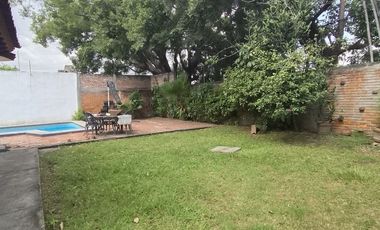 🏡 Casa de un nivel con 🌊 alberca y 🌳 jardín para remodelar – 💲2,500,000