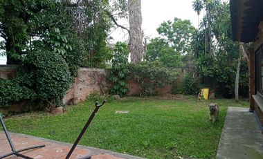 🏡 Casa de un nivel con 🌊 alberca y 🌳 jardín para remodelar – 💲2,500,000