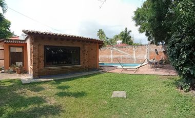 🏡 Casa de un nivel con 🌊 alberca y 🌳 jardín para remodelar – 💲2,500,000