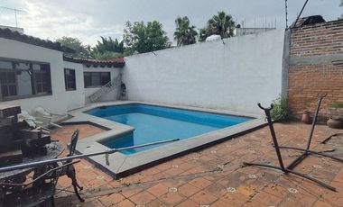 🏡 Casa de un nivel con 🌊 alberca y 🌳 jardín para remodelar – 💲2,500,000