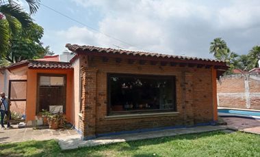 🏡 Casa de un nivel con 🌊 alberca y 🌳 jardín para remodelar – 💲2,500,000