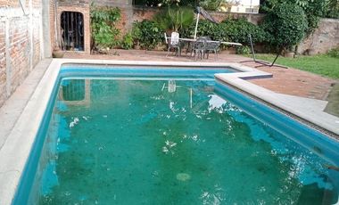 🏡 Casa de un nivel con 🌊 alberca y 🌳 jardín para remodelar – 💲2,500,000