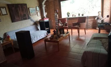 🏡 Casa de un nivel con 🌊 alberca y 🌳 jardín para remodelar – 💲2,500,000