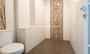 Gedung Baru Renovasi di Cipinang Indah I - Cocok untuk Kantor atau Investasi