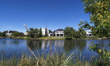 Venta Excelente casa 4 dormitorios al lago Castores