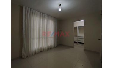 Alquiler De Amplia Casa De Estreno En Loma Linda Con Cochera Y Aire Acondicionado