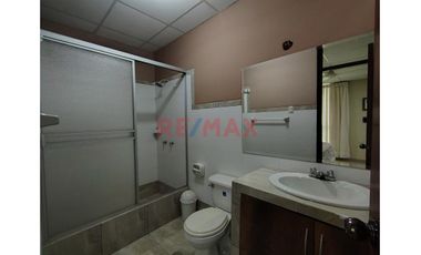 Alquiler De Amplia Casa De Estreno En Loma Linda Con Cochera Y Aire Acondicionado