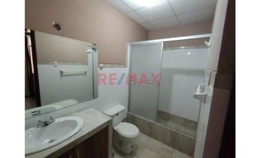 Alquiler De Amplia Casa De Estreno En Loma Linda Con Cochera Y Aire Acondicionado