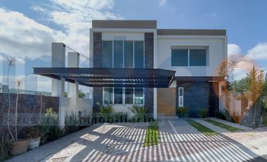 CASA EN VENTA EN COLINAS DE JURIQUILLA FRENTE A ÁREA VERDE (NUEVA)