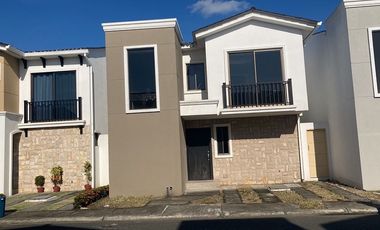 Casa en Venta para estrenar  en URBANIZACIÓN MALLORCA VILLAGE - Vía la T de Daule-la Aurora (J Luna)