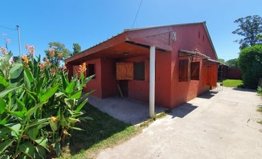 LATORRE PROP. VENDE  2 CHALET  SOBRE MISMO LOTE DE 3 AMB + Y DE 2 AMB