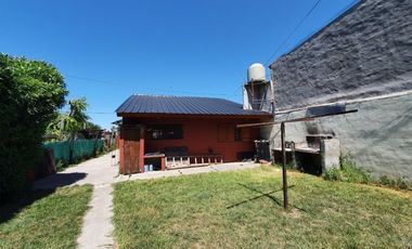 LATORRE PROP. VENDE  2 CHALET  SOBRE MISMO LOTE DE 3 AMB + Y DE 2 AMB