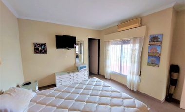 Casa 5 amb. con Garaje, Quincho y Fondo libre. Lanús Este - Super Ubicación