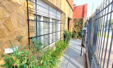 Casa 5 amb. con Garaje, Quincho y Fondo libre. Lanús Este - Super Ubicación