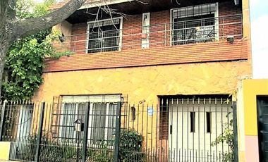 Casa 5 amb. con Garaje, Quincho y Fondo libre. Lanús Este - Super Ubicación