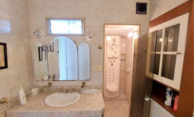 Casa 5 amb. con Garaje, Quincho y Fondo libre. Lanús Este - Super Ubicación