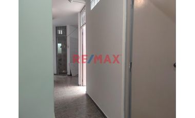 🏡 ¡Tu nuevo hogar en la mejor ubicación de Trujillo! 🌟

🔑 Alquila un departamento en el primer piso con  ubicación estratégica

✨ Detalles del dep