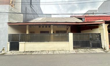 Rumah Luas 2 Lantai Disewakan di Tebet Timur - 4+1 KT, Lokasi Strategis & Lingkungan Premium