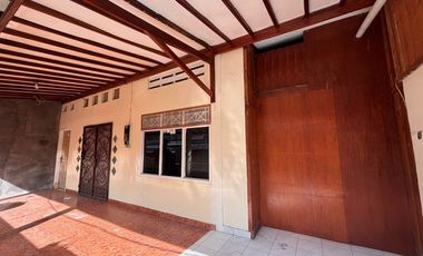 Rumah Luas 2 Lantai Disewakan di Tebet Timur - 4+1 KT, Lokasi Strategis & Lingkungan Premium