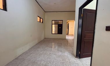 Rumah Luas 2 Lantai Disewakan di Tebet Timur - 4+1 KT, Lokasi Strategis & Lingkungan Premium