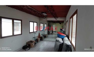 VENDO CASA FRENTE A PARQUE EN SAN JUAN DE MIRAFLORES

En Zona 